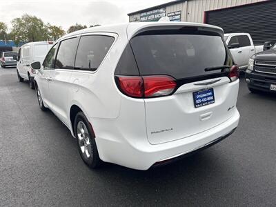 2017 Chrysler Pacifica Hybrid Touring Plus   - Photo 16 - Pittsburg, CA 94565