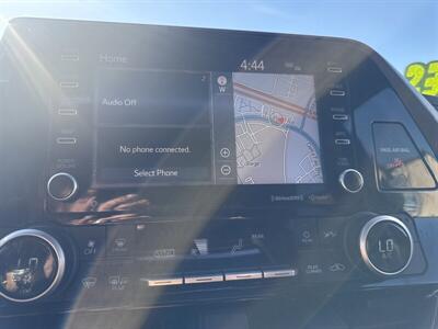2021 Toyota Highlander XLE   - Photo 10 - Pittsburg, CA 94565-2812