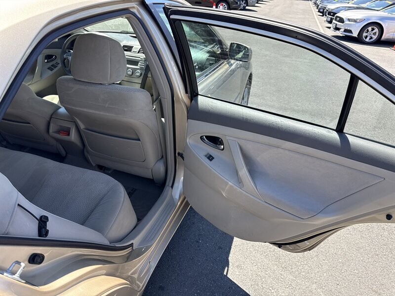 2010 Toyota Camry LE - Photo 20