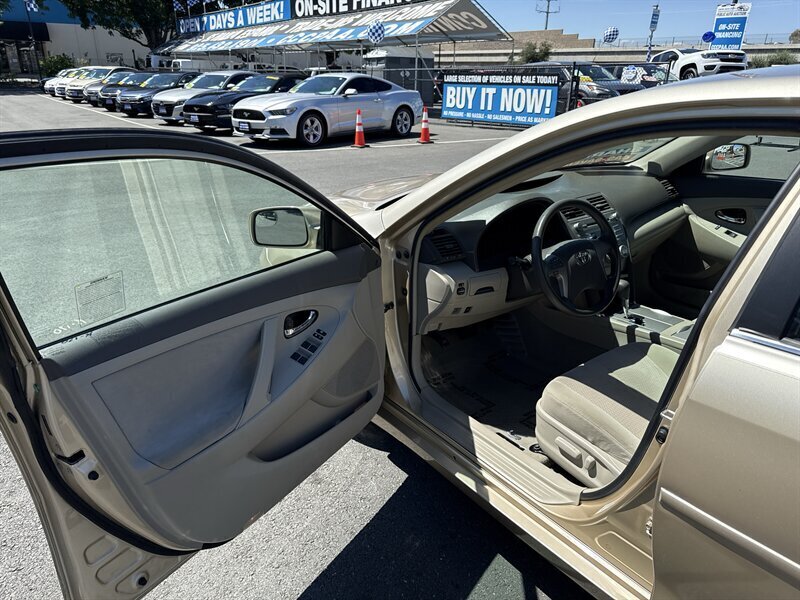 2010 Toyota Camry LE - Photo 6