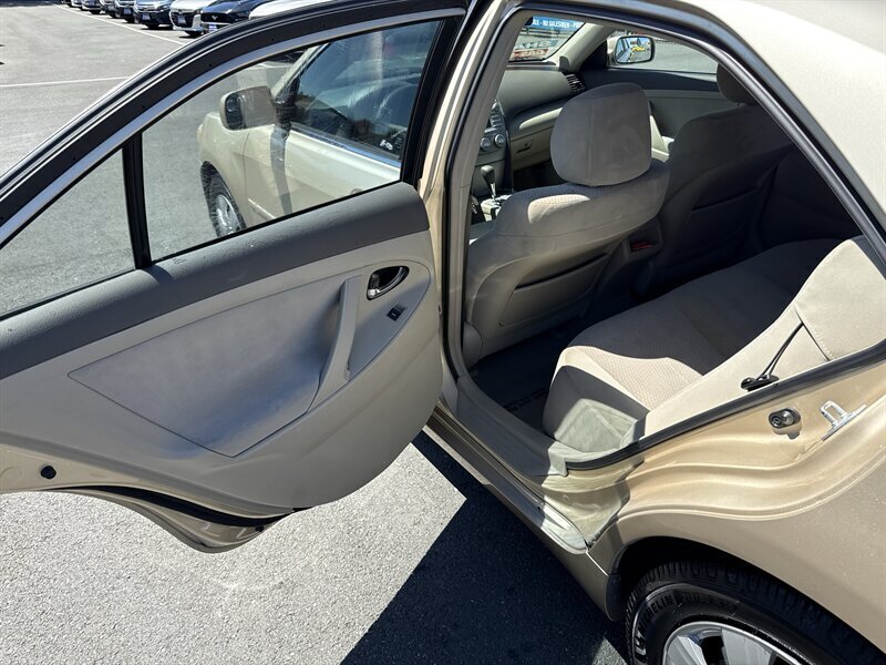 2010 Toyota Camry LE - Photo 14