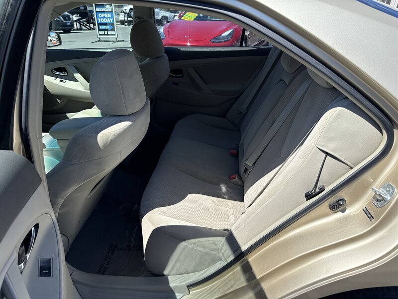2010 Toyota Camry LE - Photo 13
