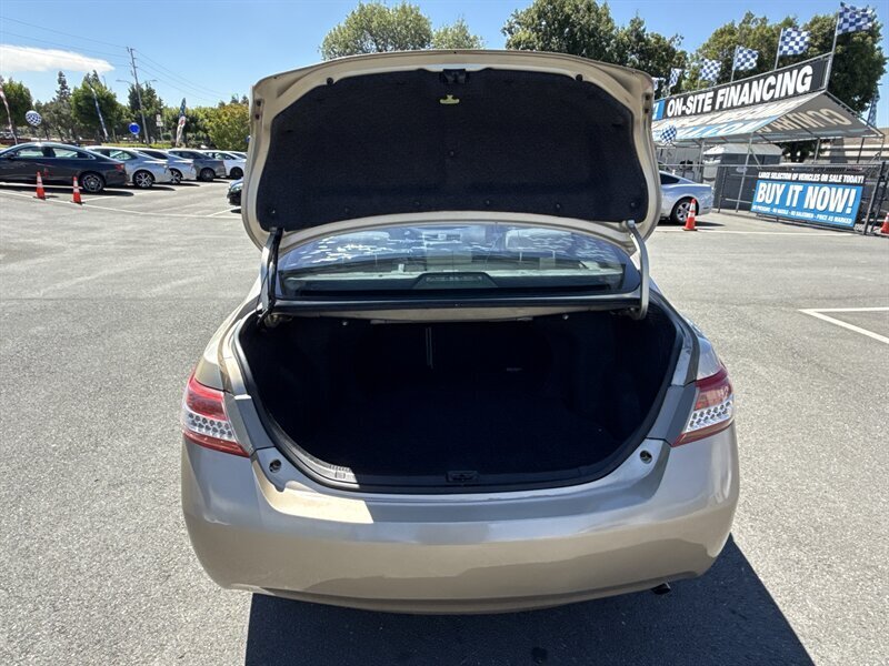 2010 Toyota Camry LE - Photo 17