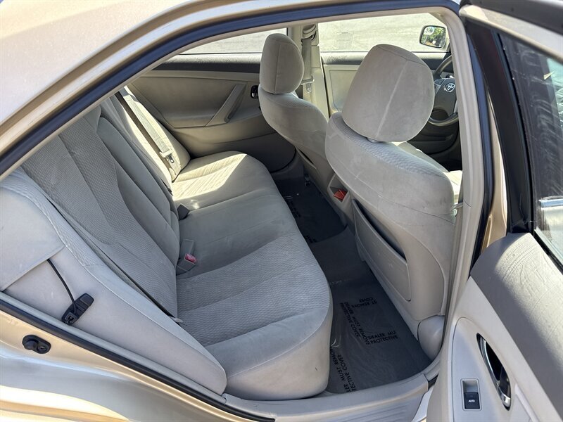 2010 Toyota Camry LE - Photo 21