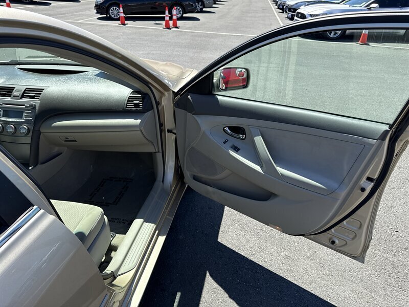 2010 Toyota Camry LE - Photo 22