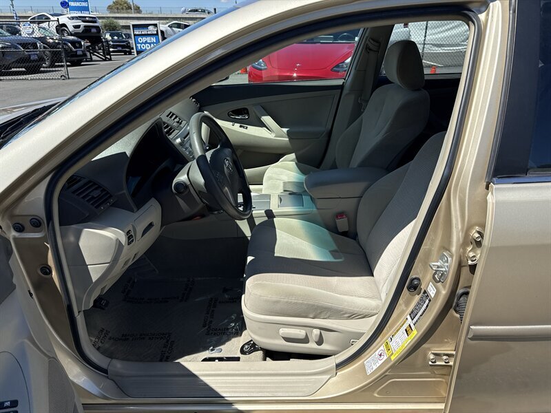 2010 Toyota Camry LE - Photo 7