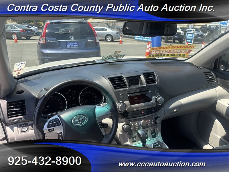 2012 Toyota Highlander SE  