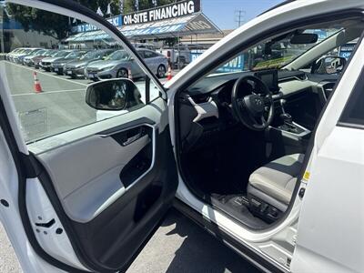 2020 Toyota RAV4 XLE Premium - Photo 6 - Pittsburg, CA 94565