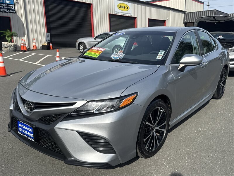 2020 Toyota Camry SE  
