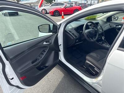 2017 Ford Focus SE   - Photo 6 - Pittsburg, CA 94565-2812