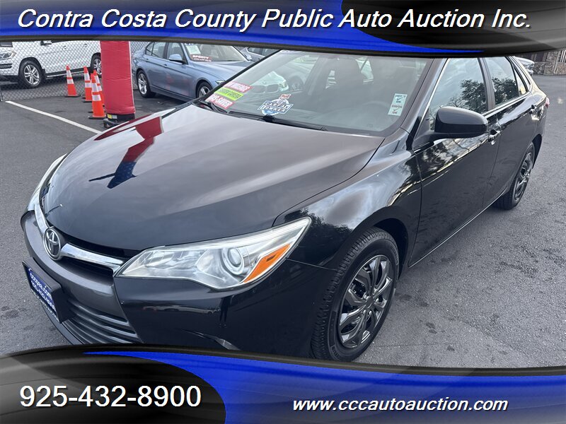 2015 Toyota Camry LE's photo