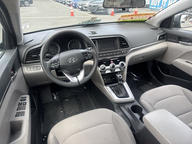 2019 Hyundai ELANTRA SE  