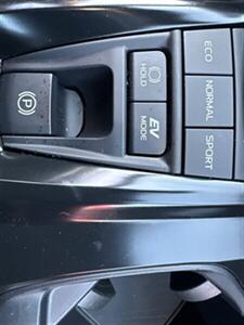 2025 Toyota Camry SE  Hybrid - Photo 12 - Pittsburg, CA 94565-2812