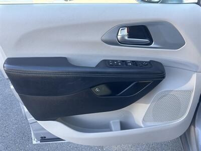 2017 Chrysler Pacifica Hybrid Touring Plus - Photo 13 - Pittsburg, CA 94565-2812