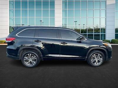 2018 Toyota Highlander LE Plus   - Photo 12 - Huntington Beach, CA 92647