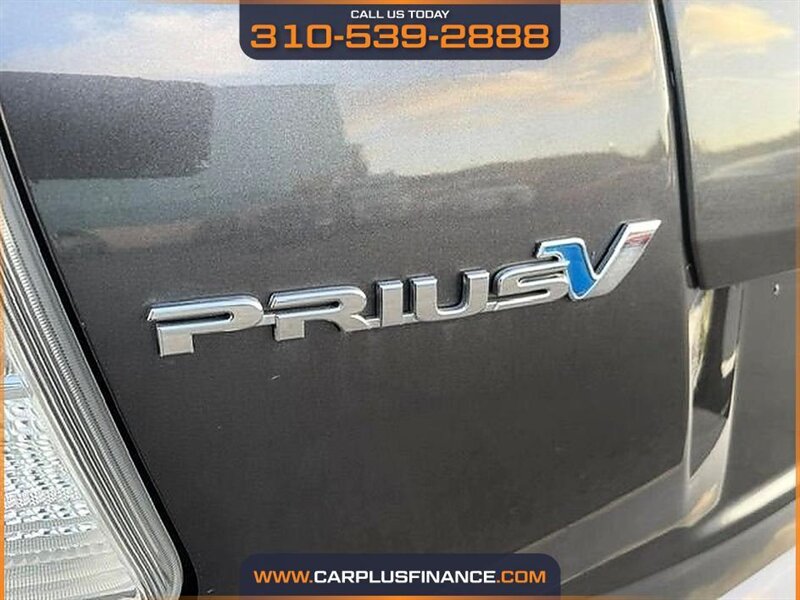 2017 Toyota Prius v Three - Photo 5