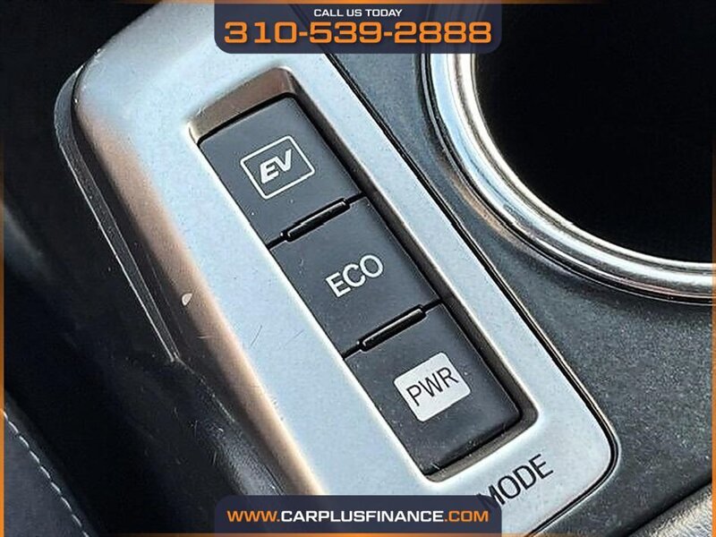 2017 Toyota Prius v Three - Photo 25