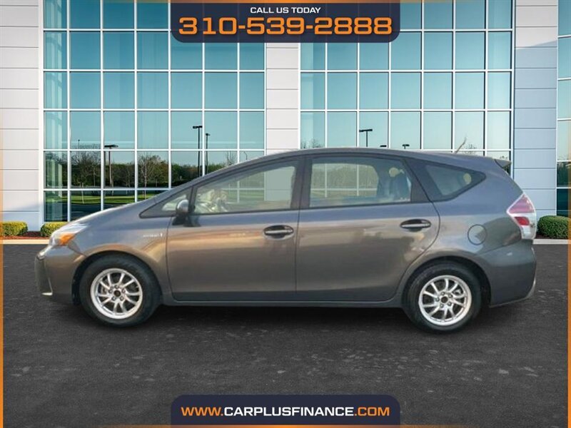 2017 Toyota Prius v Three - Photo 2