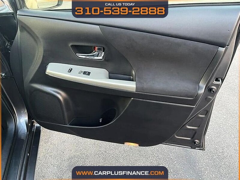 2017 Toyota Prius v Three - Photo 35
