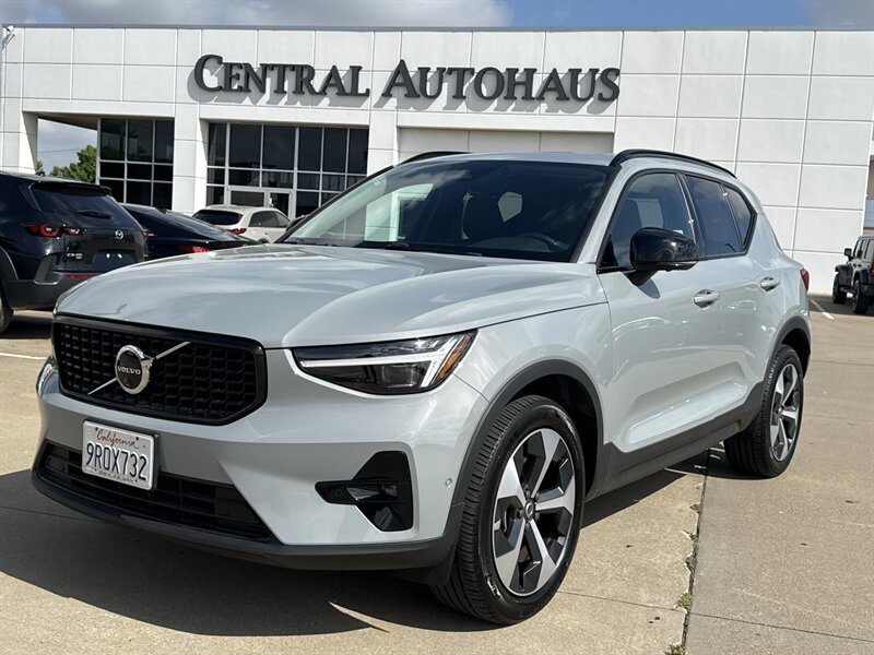 2025 Volvo XC40 B5 Plus Dark Theme  