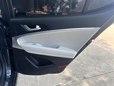 2023 Genesis G70 2.0T   - Photo 17 - Dallas, TX 75252