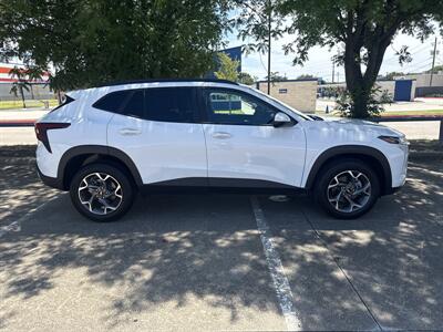 2025 Chevrolet Trax LT   - Photo 8 - Dallas, TX 75252