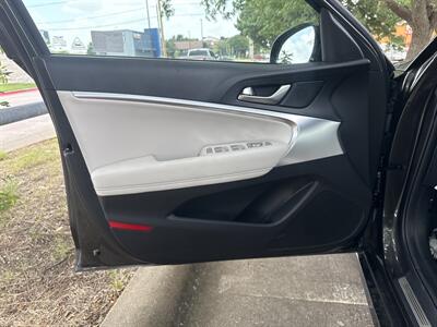 2025 Genesis G70 2.5T Standard   - Photo 10 - Dallas, TX 75252