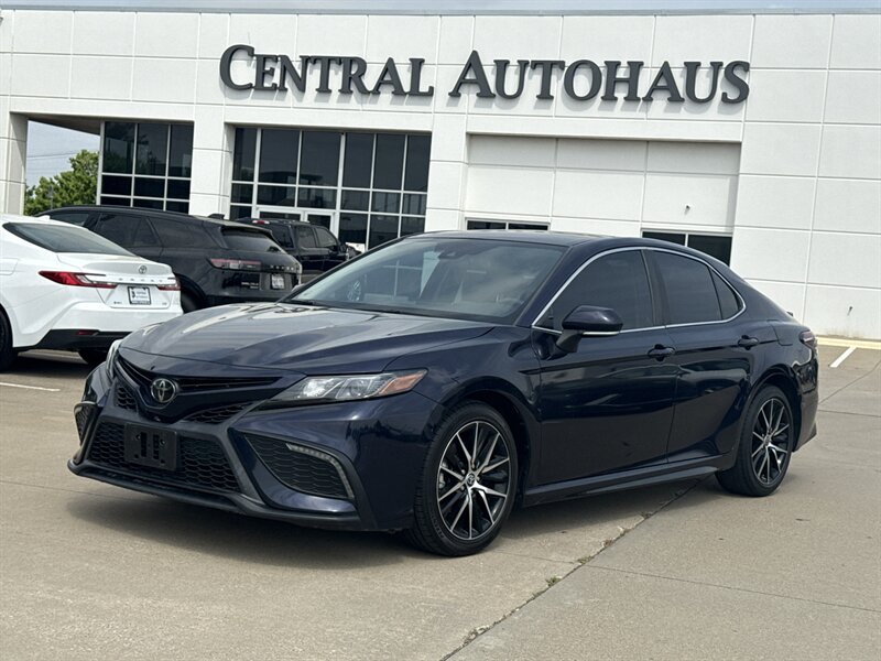 2022 Toyota Camry SE   - Photo 1 - Dallas, TX 75252