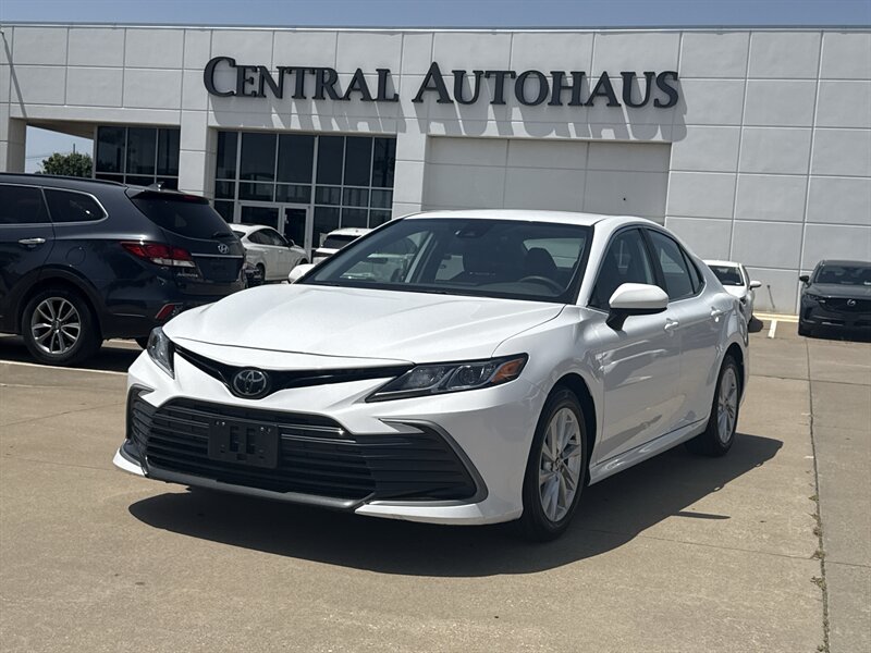 2025 Toyota Camry SE   - Photo 1 - Dallas, TX 75252