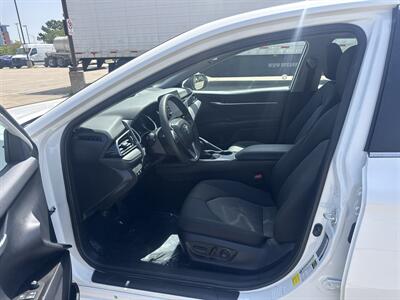 2025 Toyota Camry SE   - Photo 16 - Dallas, TX 75252