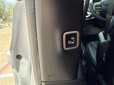 2025 Chrysler Pacifica Plug-In Hybrid Select   - Photo 16 - Dallas, TX 75252