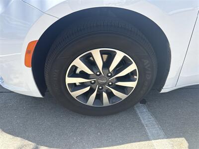 2025 Chrysler Pacifica Plug-In Hybrid Select   - Photo 40 - Dallas, TX 75252