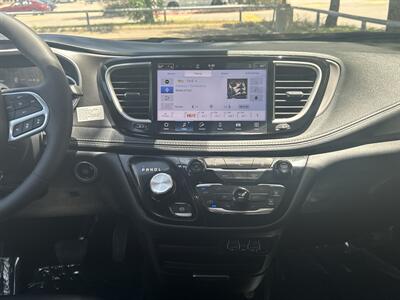 2025 Chrysler Pacifica Plug-In Hybrid Select   - Photo 32 - Dallas, TX 75252