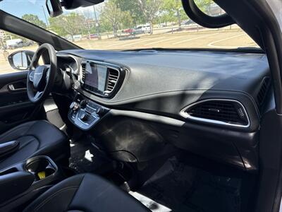 2025 Chrysler Pacifica Plug-In Hybrid Select   - Photo 26 - Dallas, TX 75252