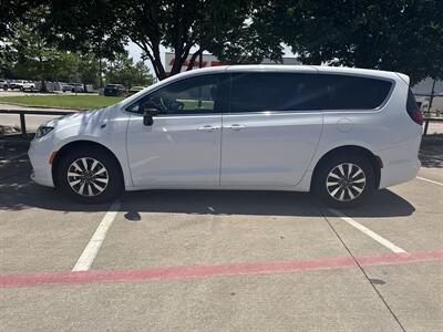 2025 Chrysler Pacifica Plug-In Hybrid Select   - Photo 4 - Dallas, TX 75252