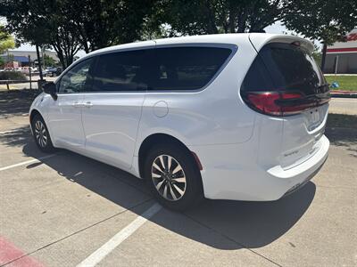 2025 Chrysler Pacifica Plug-In Hybrid Select   - Photo 5 - Dallas, TX 75252