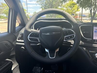 2025 Chrysler Pacifica Plug-In Hybrid Select   - Photo 28 - Dallas, TX 75252