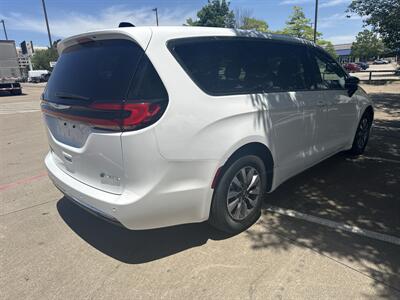 2025 Chrysler Pacifica Plug-In Hybrid Select   - Photo 7 - Dallas, TX 75252