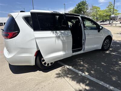 2025 Chrysler Pacifica Plug-In Hybrid Select   - Photo 17 - Dallas, TX 75252