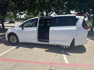 2025 Chrysler Pacifica Plug-In Hybrid Select   - Photo 15 - Dallas, TX 75252