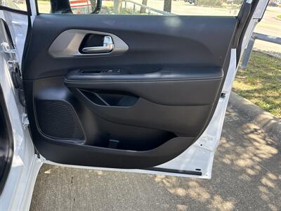 2025 Chrysler Pacifica Plug-In Hybrid Select   - Photo 13 - Dallas, TX 75252