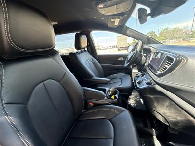2025 Chrysler Pacifica Plug-In Hybrid Select   - Photo 39 - Dallas, TX 75252
