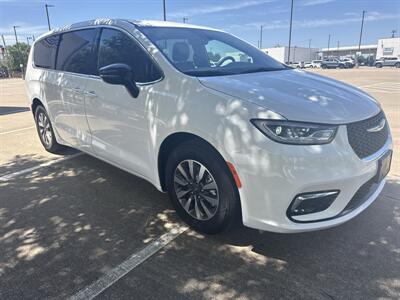 2025 Chrysler Pacifica Plug-In Hybrid Select   - Photo 9 - Dallas, TX 75252