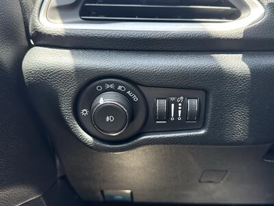 2025 Chrysler Pacifica Plug-In Hybrid Select   - Photo 36 - Dallas, TX 75252
