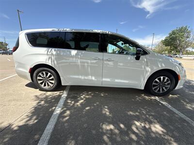 2025 Chrysler Pacifica Plug-In Hybrid Select   - Photo 8 - Dallas, TX 75252
