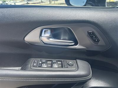 2025 Chrysler Pacifica Plug-In Hybrid Select   - Photo 11 - Dallas, TX 75252