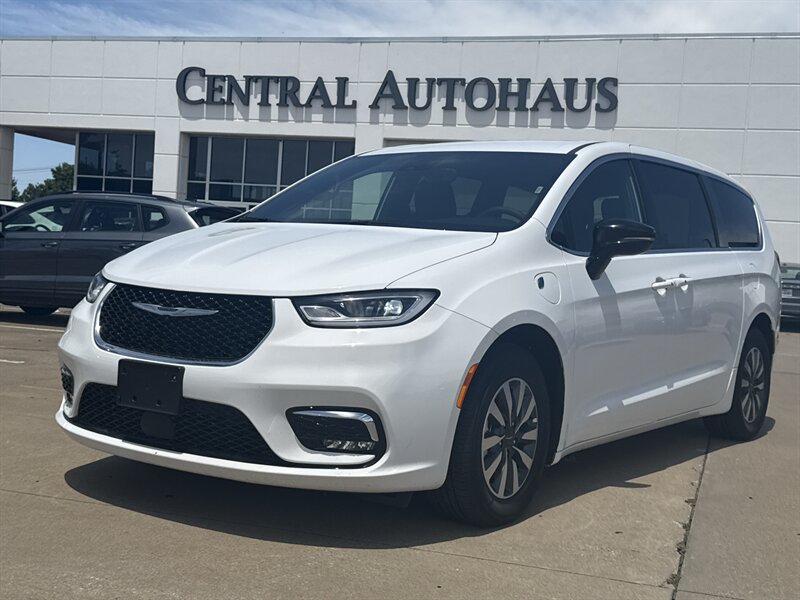 2025 Chrysler Pacifica Plug-In Hybrid Select  