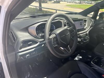 2025 Chrysler Pacifica Plug-In Hybrid Select   - Photo 24 - Dallas, TX 75252