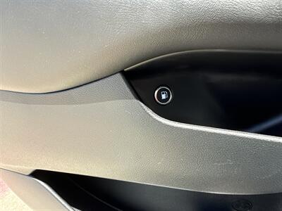 2025 Chrysler Pacifica Plug-In Hybrid Select   - Photo 12 - Dallas, TX 75252