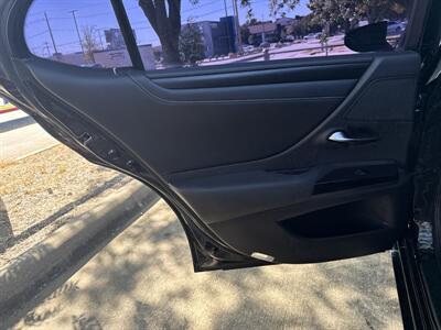 2022 Lexus ES 300h   - Photo 12 - Dallas, TX 75252